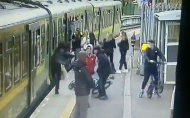 Τρόμος σε σταθμο του Δουβλίνου:  Κορίτσι σπρώχνεται κάτω από τρένο. Βίντεο. - Φωτογραφία 1