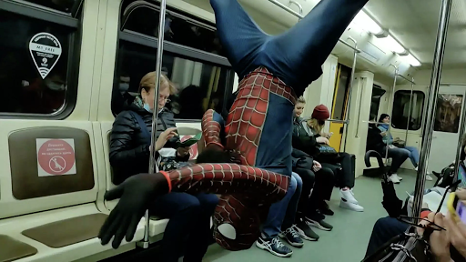 Ο Spider-Man κόβει βόλτες στο μετρό της Μόσχας και διασκεδάζει τους επιβάτες με τα κόλπα του. - Φωτογραφία 1