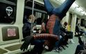 Ο Spider-Man κόβει βόλτες στο μετρό της Μόσχας και διασκεδάζει τους επιβάτες με τα κόλπα του.
