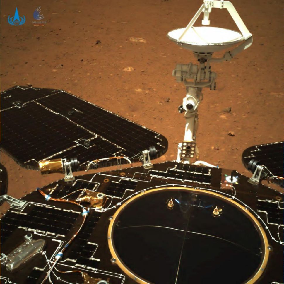 Το κινεζικό ρόβερ έστειλε τις πρώτες εικόνες από την επιφάνεια του Άρη - Φωτογραφία 1