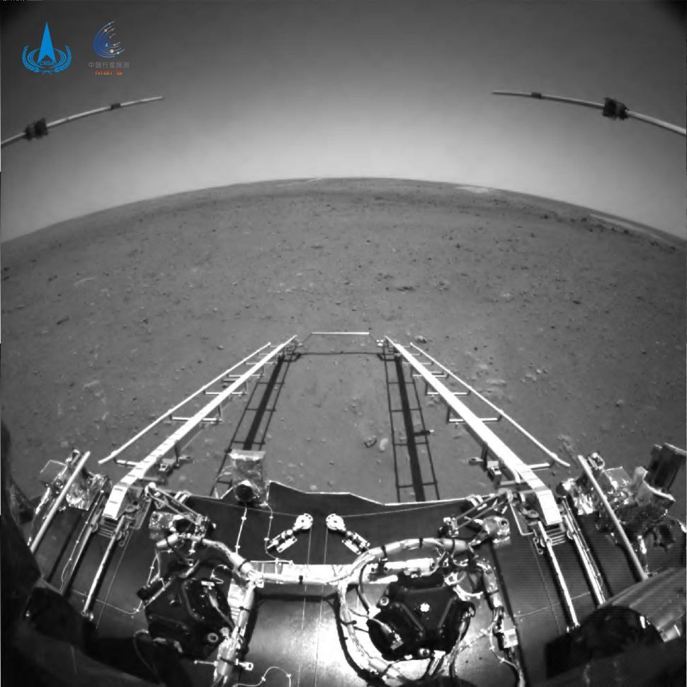 Το κινεζικό ρόβερ έστειλε τις πρώτες εικόνες από την επιφάνεια του Άρη - Φωτογραφία 2