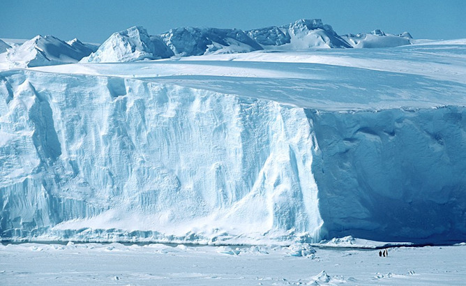 Το μεγαλύτερο παγόβουνο στον κόσμο αποκόπηκε από την Ανταρκτική - Φωτογραφία 1