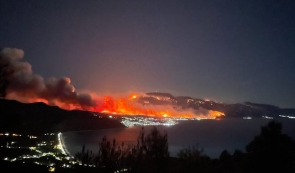 Φωτιά Κορινθία: Σοκαριστική εικόνα δείχνει το μέγεθος της πυρκαγιάς (Pic) - Φωτογραφία 1