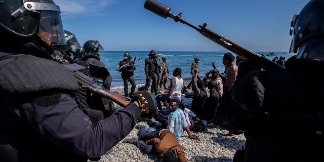 Μεταναστευτική κρίση στη Θέουτα της Ισπανίας: Συρρέουν χιλιάδες από Μαρόκο - Βγήκε ο στρατός - Φωτογραφία 1