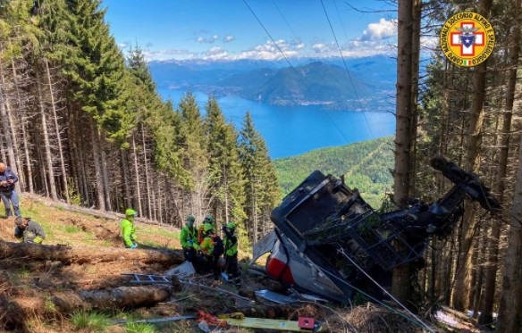 Τραγωδία στην Ιταλία: Τελεφερίκ συνετρίβη σε βουνό - Εννιά νεκροί, δύο παιδιά σοβαρά τραυματισμένα - Φωτογραφία 1