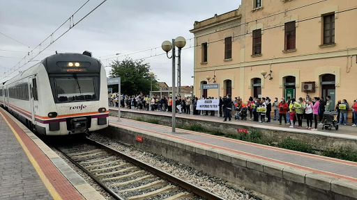 Ισπανία: Εκατοντάδες άνθρωποι σε σταθμούς και στάσεις ζήτησαν να επιστρέψουν τα δρομολόγια τρένων όπως πριν την πανδημία. - Φωτογραφία 1