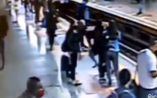 Η τρομακτική στιγμή που άγνωστος προσπαθεί να ρίξει γυναίκα στις ράγες και το μετρό έρχεται. - Φωτογραφία 1