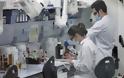 Εμβόλια AstraZeneca - Johnson & Johnson: Γερμανικό εργαστήριο υποστηρίζει ότι έλυσε το μυστήριο με τις θρομβώσεις