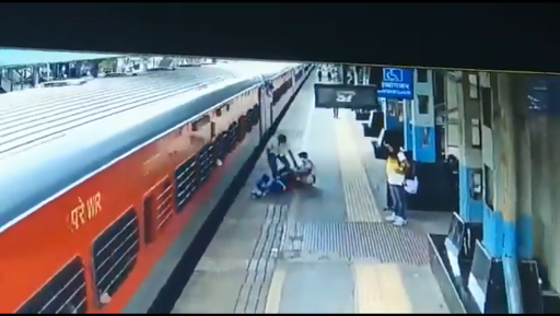 Ινδία: Αστυνομικός σιδηροδρόμων σώζει άνθρωπο από το να συνθλιβεί κάτω από το κινούμενο τρένο. Βίντεο. - Φωτογραφία 1