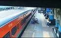 Ινδία: Αστυνομικός σιδηροδρόμων σώζει άνθρωπο από το να συνθλιβεί κάτω από το κινούμενο τρένο. Βίντεο.