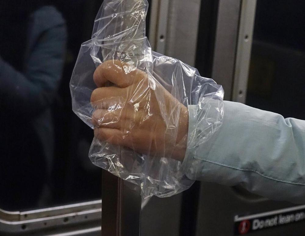 Ο φόβος της πανδημίας: Φωτογράφος απαθανατίζει τα χέρια επιβατών στο μετρό της Νέας Υόρκης. - Φωτογραφία 1