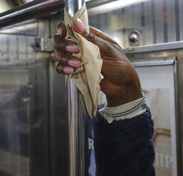 Ο φόβος της πανδημίας: Φωτογράφος απαθανατίζει τα χέρια επιβατών στο μετρό της Νέας Υόρκης. - Φωτογραφία 2