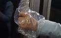 Ο φόβος της πανδημίας: Φωτογράφος απαθανατίζει τα χέρια επιβατών στο μετρό της Νέας Υόρκης.