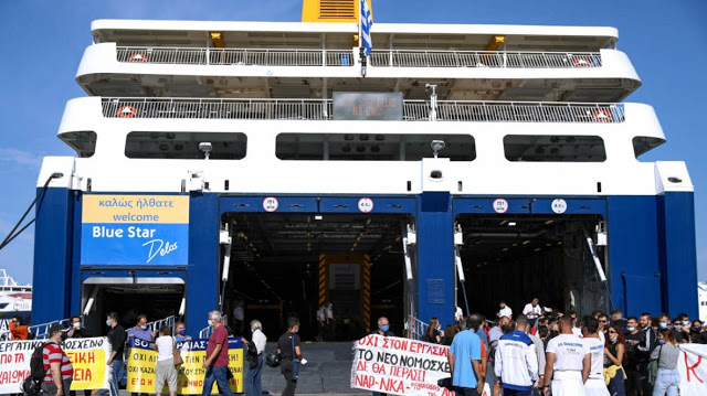 «Άντε να βρεις καμιά δουλειά ρε!» Οταν οι επιβάτες έδιωξαν τους συνδικαλιστές στον Πειραιά - Φωτογραφία 1