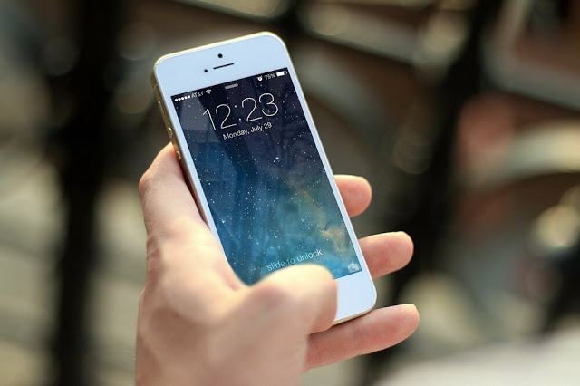 Εκατομμύρια από την Apple σε πελάτισσα - Τεχνικοί δημοσίευσαν με το iPhone της ακατάλληλο υλικό - Φωτογραφία 1