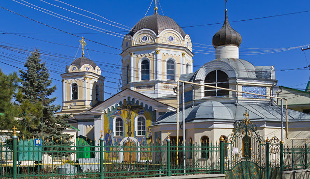 Καθεδρικός Ιερός Ναός Αγίας Τριάδος στη Συμφερούπολη της Κριμαίας - Φωτογραφία 1