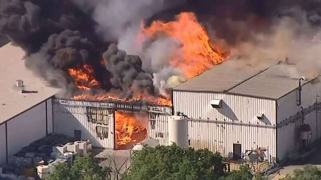 ΗΠΑ: Μεγάλη φωτιά μετά από έκρηξη σε χημικό εργοστάσιο - Εκκενώνονται σπίτια - Φωτογραφία 1