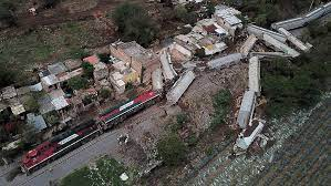 Μεξικό: Τρένο εκτροχιάστηκε και έπεσε σε σπίτια - Φωτογραφία 1