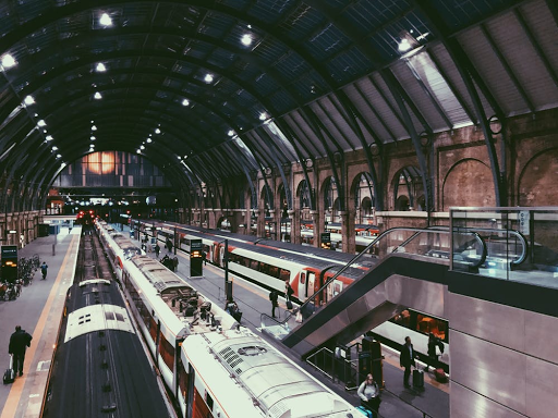 GlobalData: Προβλέψεις για “εκτόξευση” των σιδηροδρομικών ταξιδιών στο Ην. Βασίλειο το φετινό καλοκαίρι. - Φωτογραφία 1