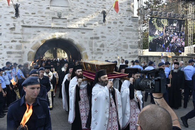 Φωτογραφίες από την λιτάνευση του ιερού λειψάνου του Αγίου Ιωάννη του Τραπεζουντίου στην πόλη Σουτσεάβα της Ρουμανίας!! - Φωτογραφία 2