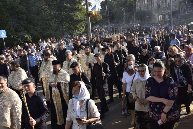 Φωτογραφίες από την λιτάνευση του ιερού λειψάνου του Αγίου Ιωάννη του Τραπεζουντίου στην πόλη Σουτσεάβα της Ρουμανίας!! - Φωτογραφία 3