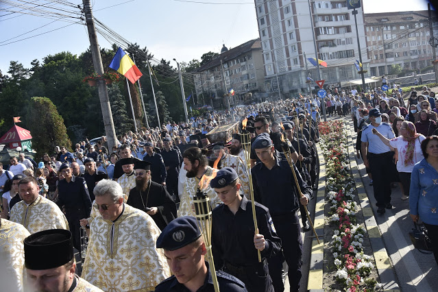 Φωτογραφίες από την λιτάνευση του ιερού λειψάνου του Αγίου Ιωάννη του Τραπεζουντίου στην πόλη Σουτσεάβα της Ρουμανίας!! - Φωτογραφία 4
