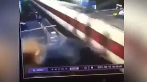 Range Rover πέφτει σε τρένο που πάει με 200 χλμ./ώρα και διαλύεται - Βίντεο. - Φωτογραφία 1