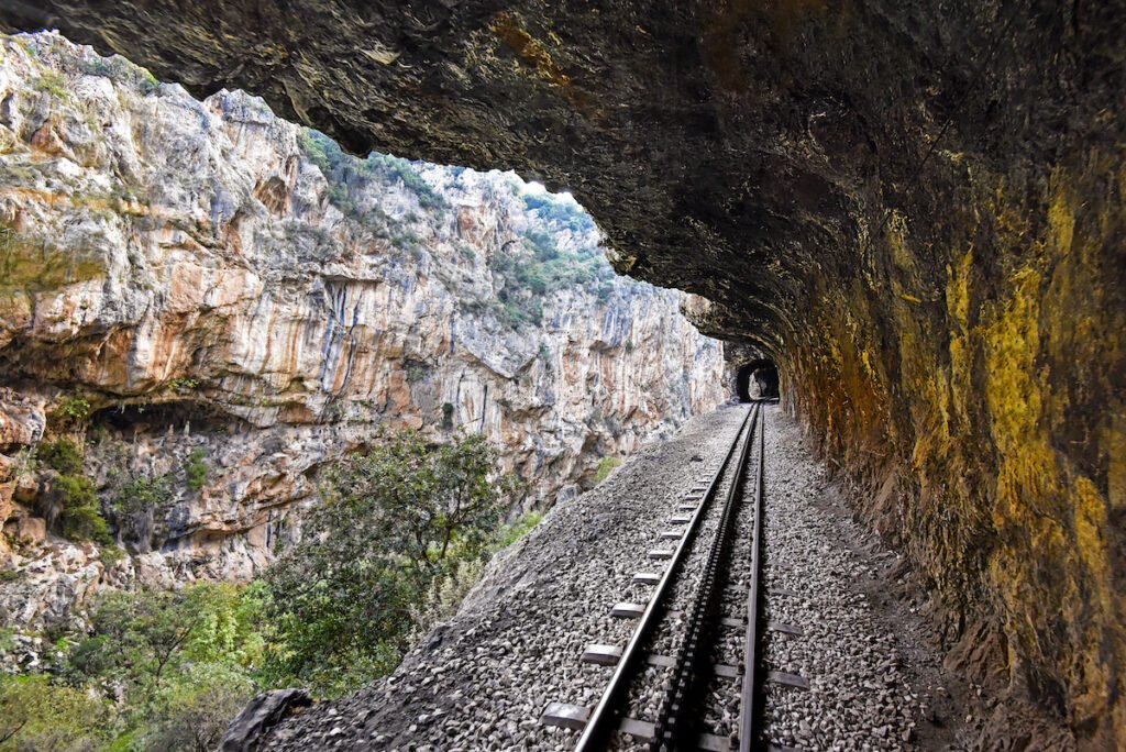 Οι πιο απότομες βόλτες με τρένο στον κόσμο, συμπεριλαμβανομένου  και του Οδοντωτού Διακοπτού  Καλαβρύτων. - Φωτογραφία 5