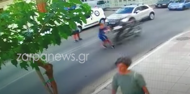 Σοκαριστικό τροχαίο στα Χανιά - Μηχανή παρέσυρε 6χρονο αγόρι (Video) - Φωτογραφία 1