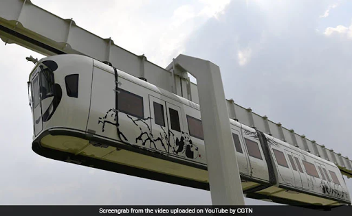 Αυτό το τρένο Sky με γυάλινο δάπεδο και παράθυρα προσφέρει εκπληκτική θέα. Βίντεο. - Φωτογραφία 1