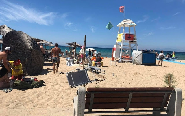 Χαλκιδική: Ανεμοστρόβιλος «χτύπησε» παραλία γεμάτη λουόμενους - Φωτογραφία 1