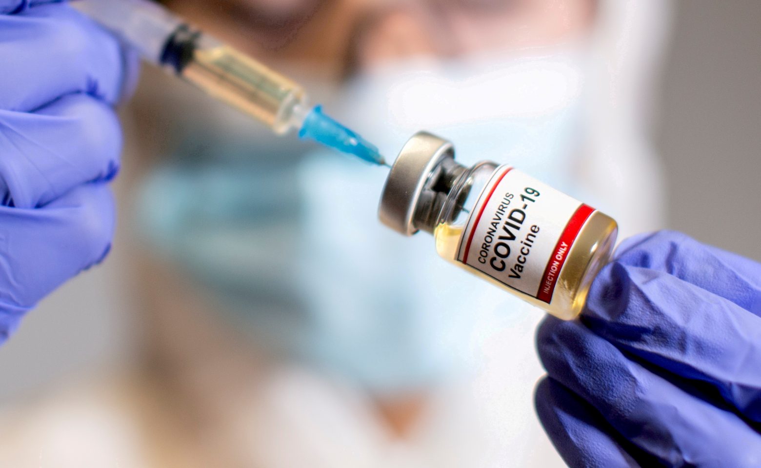 Γιατρός στη Βούλα έκανε εικονικούς εμβολιασμούς σε αρνητές. Εξαφανίστηκε και αναζητείται - Φωτογραφία 1