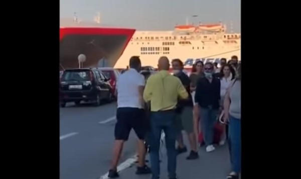 Άγριο επεισόδιο στο λιμάνι του Πειραιά ανάμεσα σε κάμεραμαν του Σκάι και σε ένα επιβάτη (Video) - Φωτογραφία 1