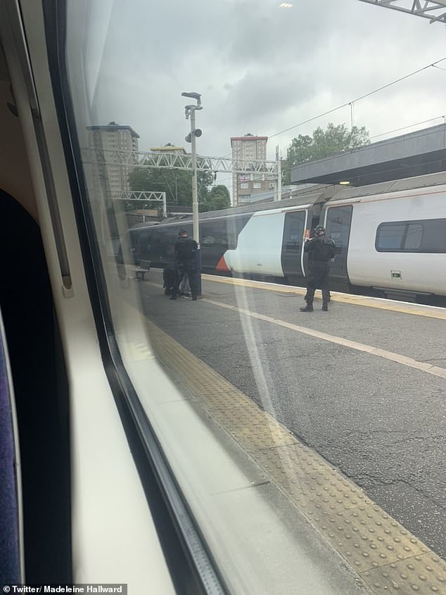 Επίθεση σε εργαζόμενο σε σιδηροδρομικό σταθμό του Λονδίνου- Συνελήφθη ύποπτος. - Φωτογραφία 3