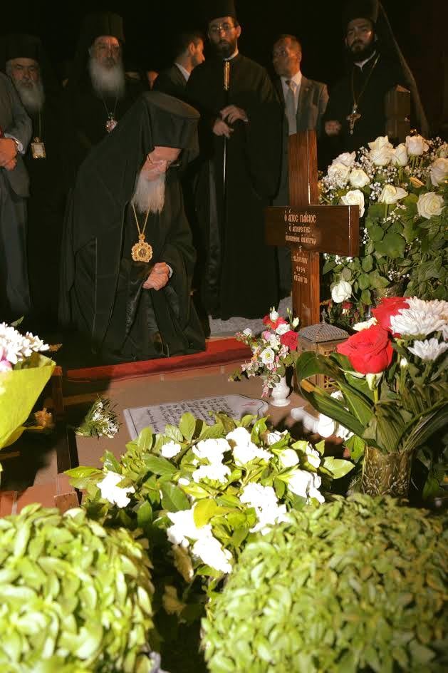 Ο Πατριάρχης του Γένους στον τάφο του Οσίου Παϊσίου του Αγιορείτη (2015) - Φωτογραφία 1