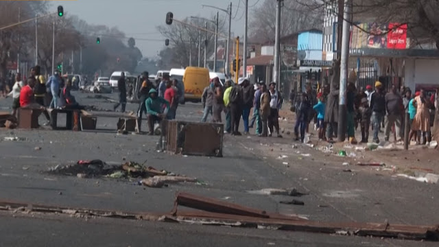 Νότια Αφρική: Χάος με τις Λεηλασίες - 32 νεκροί - Φωτογραφία 1