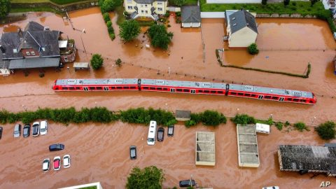 Οι σιδηροδρομικές μεταφορές στη βορειοδυτική Γερμανία παρέλυσαν λόγω των πλημμυρών. - Φωτογραφία 1
