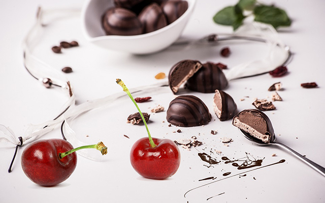 Γλυκιές απολαύσεις- ολόφρεσκα φρέσκα φρούτα εποχής σε λιωμένη σοκολάτα - Φωτογραφία 1