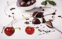 Γλυκιές απολαύσεις- ολόφρεσκα φρέσκα φρούτα εποχής σε λιωμένη σοκολάτα