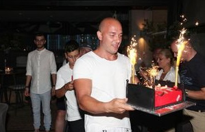 Ο Νικόλας Παπαπαύλου γιόρτασε τα γενέθλιά του με τους επώνυμους φίλους του... - Φωτογραφία 6