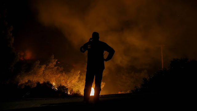 Φωτιά Επίδαυρος: Δύσκολη νύχτα για τους πυροσβέστες στην Αργολίδα - Εκκενώθηκε η Γκάτζια - Φωτογραφία 1