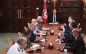 Τυνησία: Ο πρόεδρος ανέστειλε το Κοινοβούλιο και απέπεμψε τον πρωθυπουργό - Οχήματα του στρατού περικύκλωσαν τη Βουλή