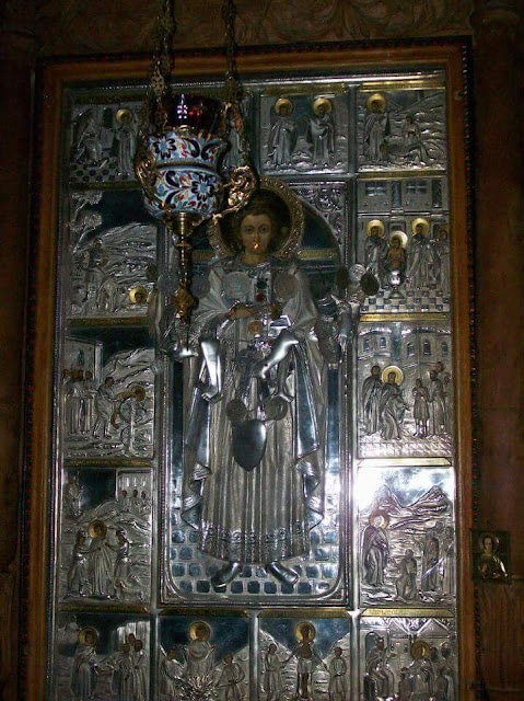 Η θαυματουργή εικόνα του αγίου Παντελεήμονα, βρίσκεται στο παρεκκλήσι αφιερωμένο σε εκείνον, στο νοσοκομείο της Μονής Βατοπαιδίου - Φωτογραφία 1