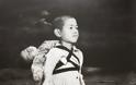 Το αγόρι που κουβαλά τον νεκρό αδερφό του στο Ναγκασάκι