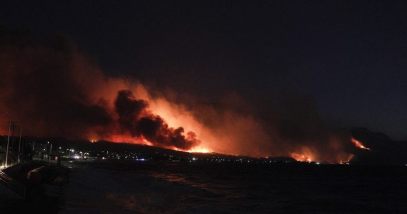 Μαίνεται η φωτιά στην Αχαΐα - Σε ολονύχτια μάχη οι πυροσβεστικές δυνάμεις - Φωτογραφία 1