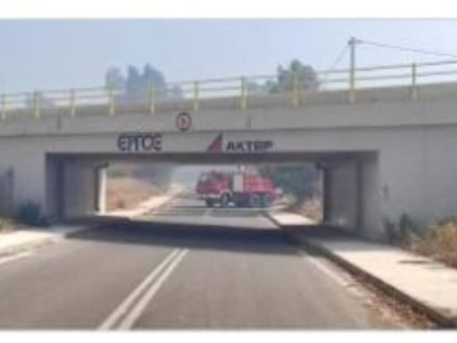 Φωτιά Ζήρια: Τα πυροσβεστικά δεν χωρούσαν να περάσουν από τις γέφυρες της ΕΡΓΟΣΕ! Εικόνες. - Φωτογραφία 1