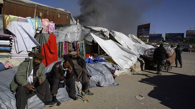 Μάχες μαίνονται σε μεγάλες πόλεις του Αφγανιστάν - Πτώματα στους δρόμους, σε φυγή ο κόσμος - Φωτογραφία 1