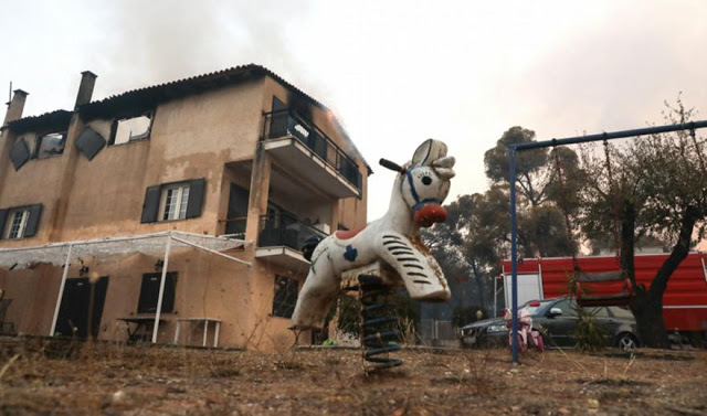 Βαρυμπόμπη: 80 καμένα σπίτια ο έως στιγμής απολογισμός από την καταστροφική φωτιά - Φωτογραφία 1