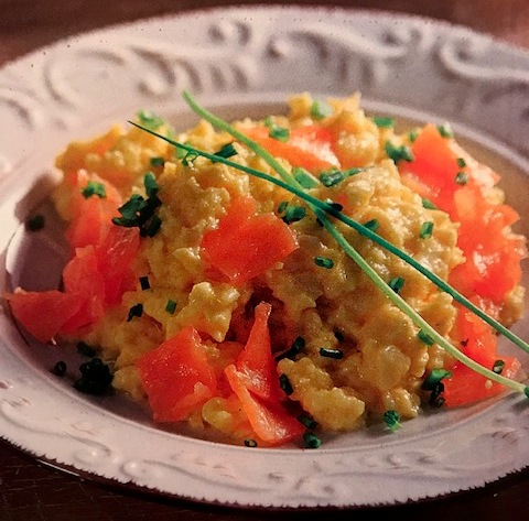 Υγιεινές συνταγές από τον σεφ Παναγιώτη Μουτσόπουλο: Αυγά scrambled με καπνιστό σολομό - Φωτογραφία 1