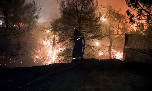Φωτιά: Δραματικό βράδυ - Εκκενώνονται Άγιος Στέφανος, Πολυδένδρι, Καπανδρίτι - Φωτογραφία 1